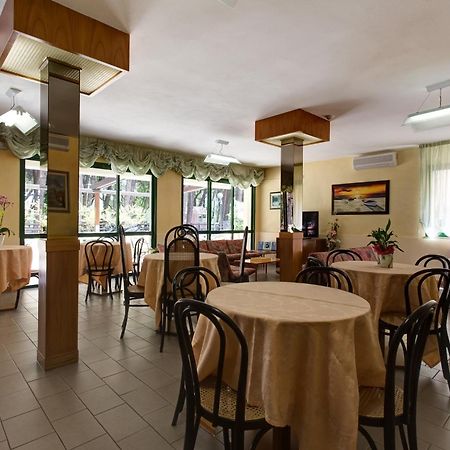 Hotel Valentino Пинарелла Экстерьер фото