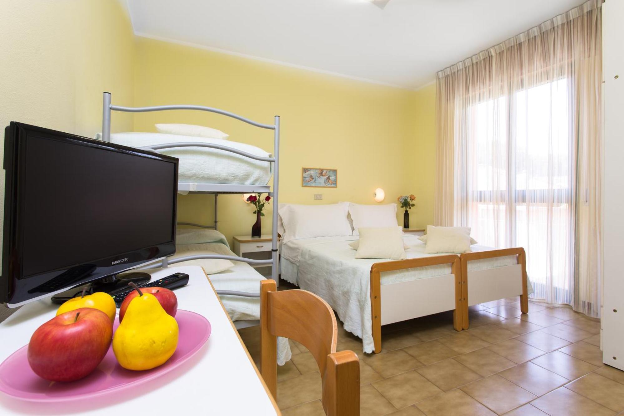 Hotel Valentino Пинарелла Экстерьер фото