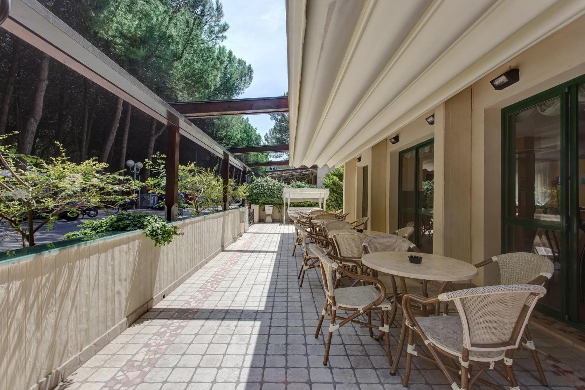 Hotel Valentino Пинарелла Экстерьер фото