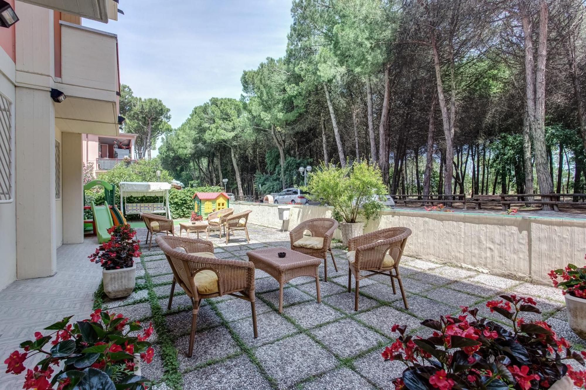 Hotel Valentino Пинарелла Экстерьер фото