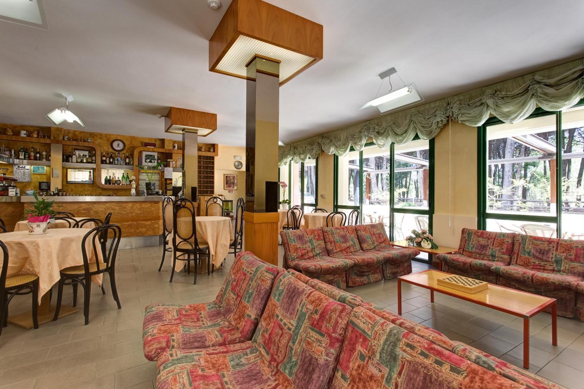Hotel Valentino Пинарелла Экстерьер фото