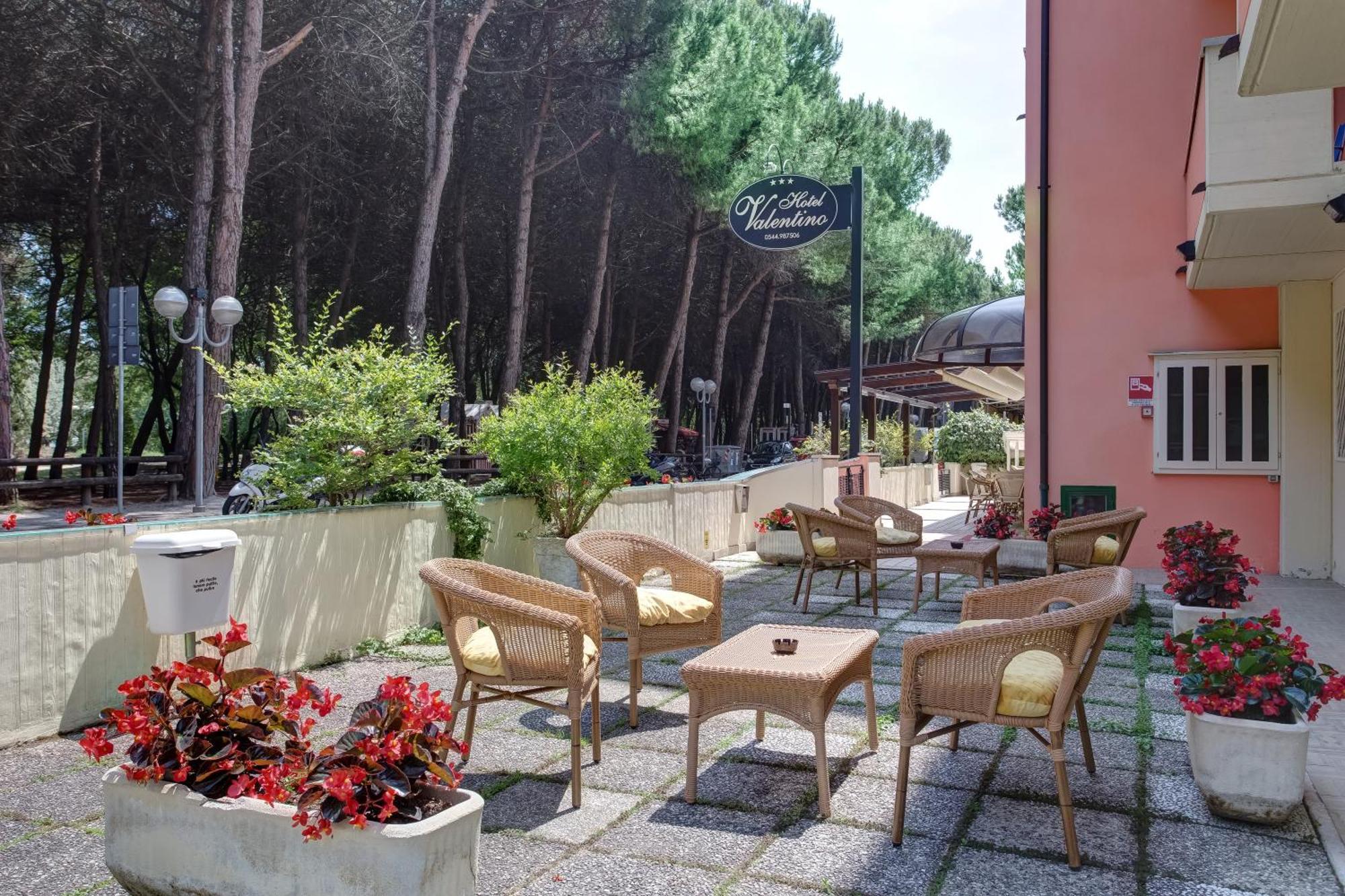 Hotel Valentino Пинарелла Экстерьер фото