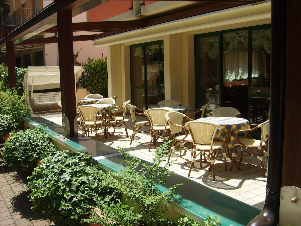Hotel Valentino Пинарелла Экстерьер фото