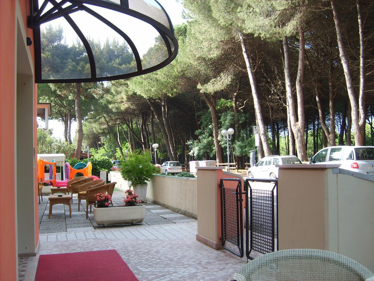 Hotel Valentino Пинарелла Экстерьер фото